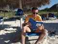 Пляж отеля Starfish Varadero, Куба. Павел Лях читает книгу своего отца Владимира Ляха "Мои причалы". Сентябрь 2021г