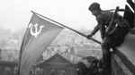 Знамя Победы в момент его водружения на крыше рейхстана