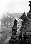 Знамя Победы в момент его водружения на крыше рейхстана. Фото Е.Н. Халдея,1945г