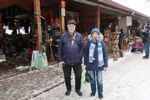 Владимир и Алла Лях на фоне магазинчиков Блошиного рынка в Измайлово. 11.2022г