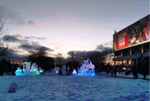На выставочной площадке ледяных скульптур в парке Музеон. Справа - новое здание Третьяковской галереи. Январь 2023г