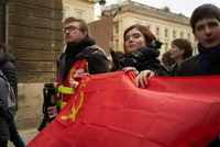Флаг СССР в руках молодых участников протеста потив повышения пенсионного возраста в Париже, март 2023г