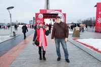 Алла и Владимир Лях на фоне сцены на ВДНХ, где проходил концерт в Новогоднюю ночь. Здесь встречали Новый год тысячи москвичей и гостей столицы. 31.12.2023г