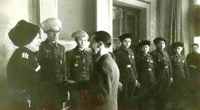 Министр пропаганды гитлеровского рейха Йозеф Геббельс вручает заслуженные награды казакам