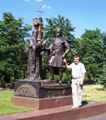 Памятник святым Петру и Февронии - символ православной семьи и супружеской верности напротив отдела ЗАГСа