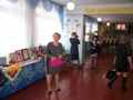 Учитель Ленинской школы Галина Ефимовна Сушкова проводит экскурсию по школе