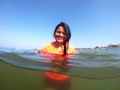 Наша индийская знакомая Митта плавает  в озере, образованном водопадом Дудхсагар (Гоа, Индия), январь 2020г