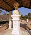 Каменный  столб с крестом (падран) на территории рыбачьего стана в районе  Бага бич (Гоа, Индия). Январь 2020г