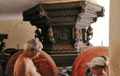 Колесница для праздника Маха Шиваратри, посвященного реинкарнации бога Шивы в храме в деревушке Приол Таулка в честь божества Мангеши - одного из воплощений Шивы. Эту колесницу катят 200 человек. Старый Гоа (Индия). На фото - брахман храма. Январь 2020г