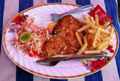 Рыба под чесночным соусом с картофелем фри и овощами. Блюдо пляжного шека Гуд Лак, Гоа (Индия), Бага бич, январь 2020г