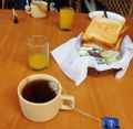 Утренний завтрак в кафе отеля Алидия (Гоа, Индия), январь 2020г