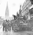 Берлин. Английские солдаты около британского тяжелого танка  МК-IV "Черчилль"