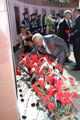Сын Героя Владимир Атаев с супругой возлагают цветы к мемориалу в Белой Калитве