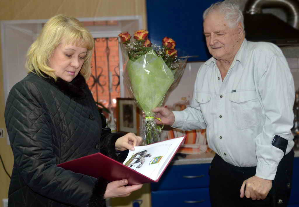 Глава администрации Белокалитвинского района О.А. Мельникова поздравляет И.Н. Дорошенко с 75-летним юбилеем. 2015г