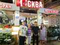 Павел и Алла Лях, владелец ресторана Слава и Антонина Лях на фоне ресторана "Москва" в городе Нячанге, Вьетнам. Август 2018г