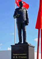 Восьмиметровый памятник И.В. Сталину около проходной завода "Микрон" в городе Великие Луки, открытый 15.08.2023г