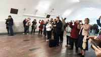 Пассажиры метро фотографируют восстановленный горельеф на станции московского метро Таганская. Май 2025г