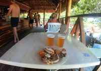 Пиво с крабами в пляжном баре. Куба, Варадеро, сентябрь 2021г