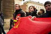 Социальные протесты в Париже с флагами СССР