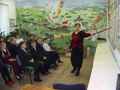 Валентина Карабанова проводит экскурсию в школьном музее. 40 лет хранит она память о подвиге Романа Петрова